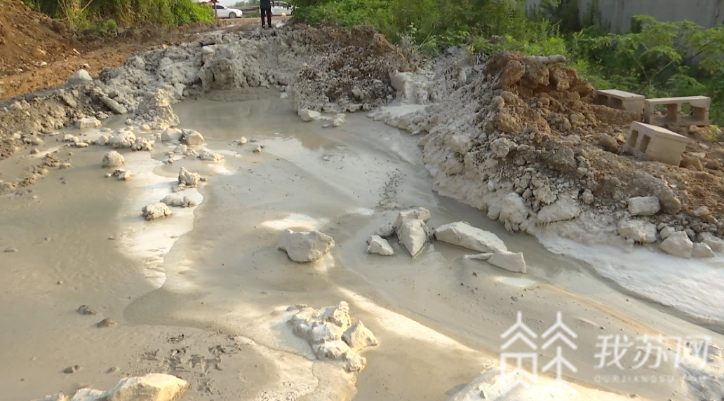 『丹徒区』环保部门称不知情|解忧帮 镇江丹徒区多处坑塘被倾倒大量碱性液体