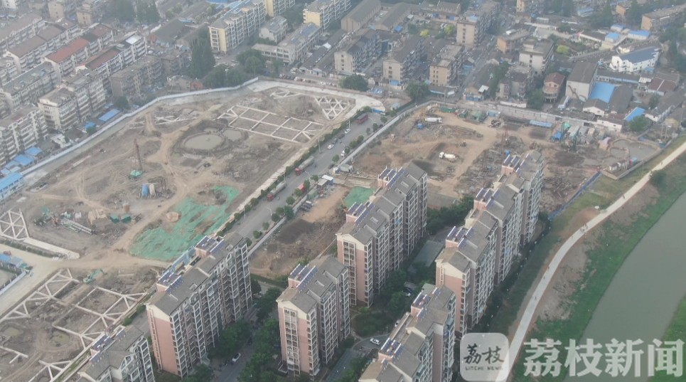 『泥浆』拦截记者阻挠采访 ！镇江这个工地咋这么牛？丨解忧帮 非法倾倒泥浆，