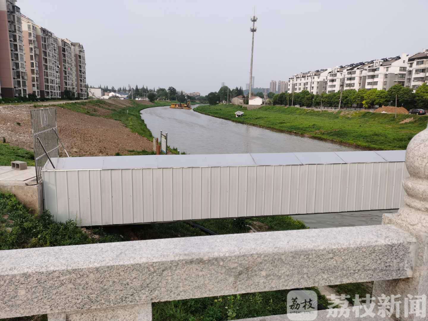 『泥浆』拦截记者阻挠采访 ！镇江这个工地咋这么牛？丨解忧帮 非法倾倒泥浆，