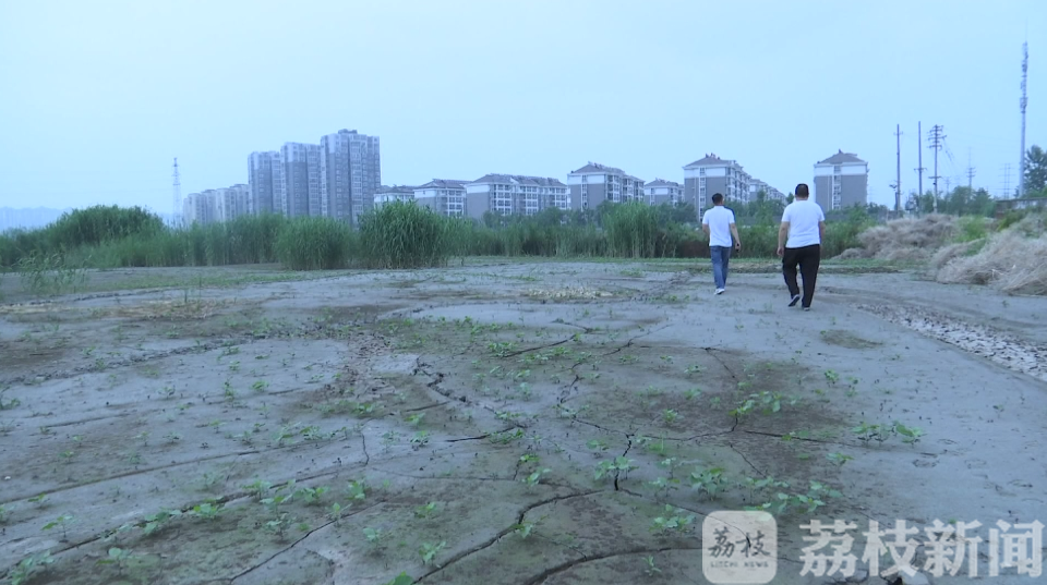 『泥浆』拦截记者阻挠采访 ！镇江这个工地咋这么牛？丨解忧帮 非法倾倒泥浆，