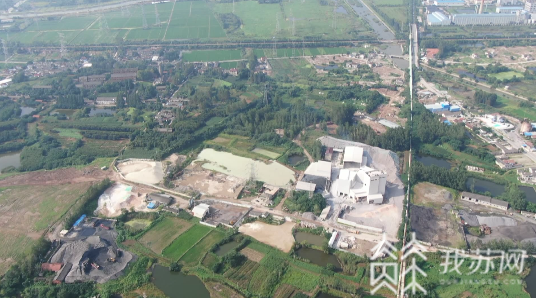 『丹徒区』环保部门称不知情|解忧帮 镇江丹徒区多处坑塘被倾倒大量碱性液体