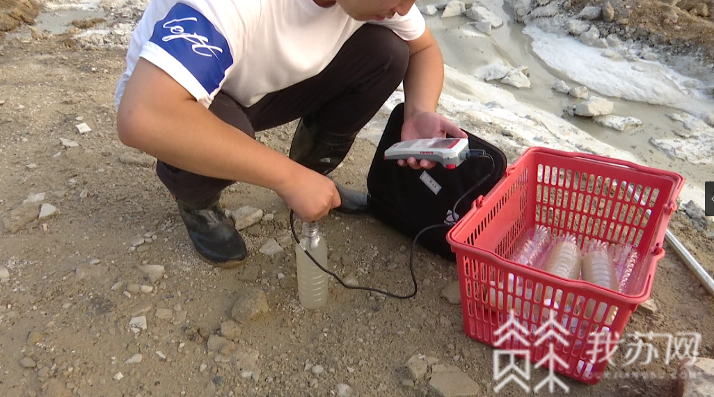 『丹徒区』环保部门称不知情|解忧帮 镇江丹徒区多处坑塘被倾倒大量碱性液体