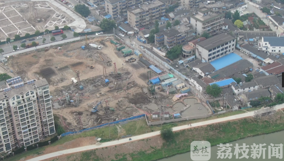 『泥浆』拦截记者阻挠采访 ！镇江这个工地咋这么牛？丨解忧帮 非法倾倒泥浆，
