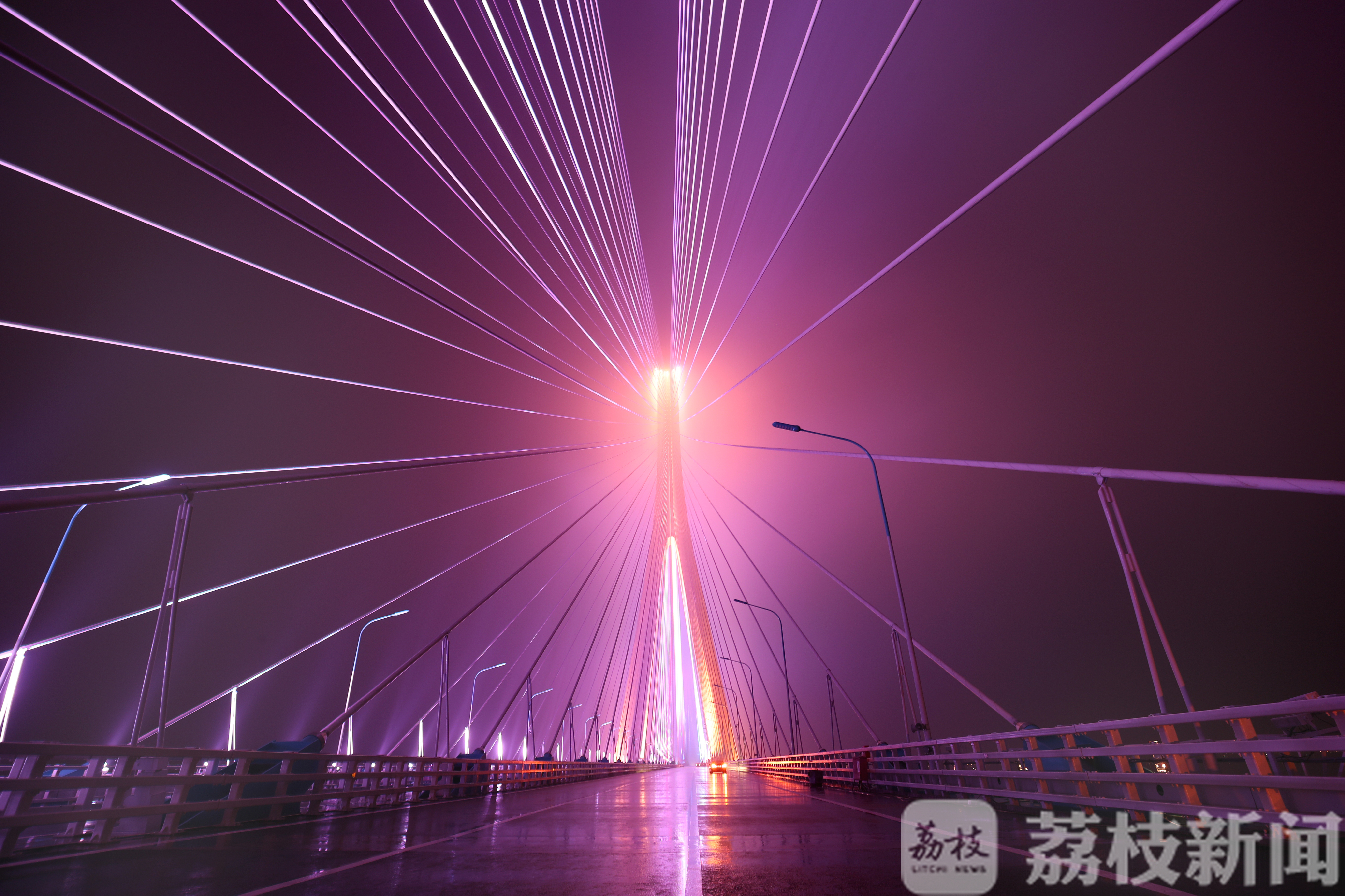 长江大桥■亮灯！沪通长江大桥首次系统调试灯光