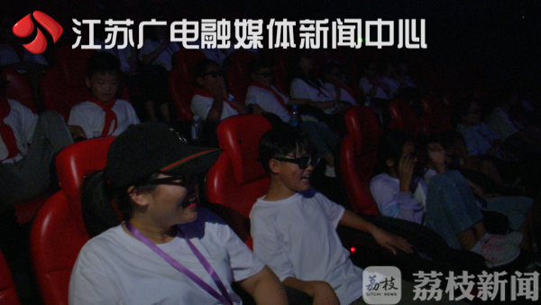 暑假的美好ending！逛游乐场、看4D电影......19名受助学子来南京