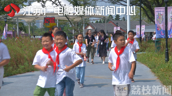 暑假的美好ending！逛游乐场、看4D电影......19名受助学子来南京