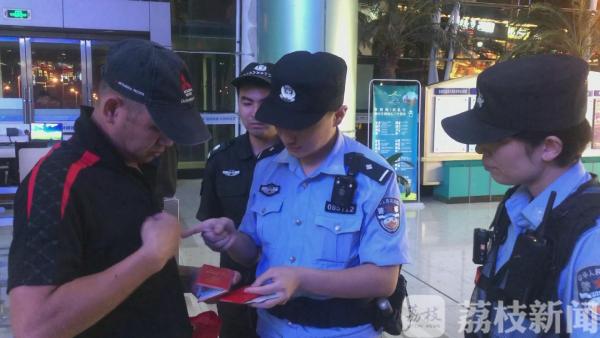 路边办假军残证 购买半价票露馅