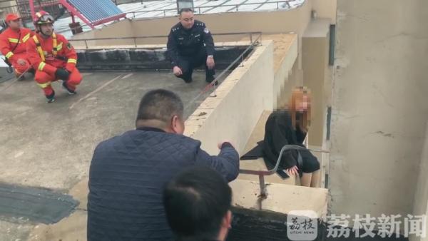 女子18楼欲轻生 消防员一把救下