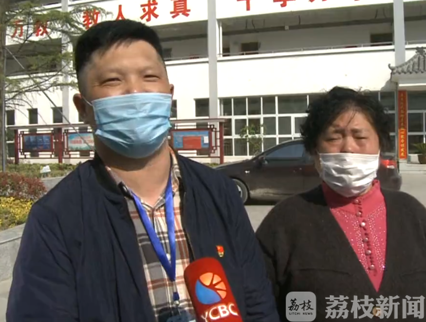 【落水】小学教师果断跳河救人 老人河边洗衣服落水