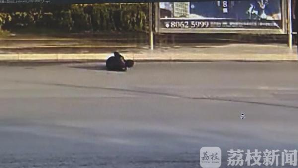 男子公交站台突发病 众人合力施救