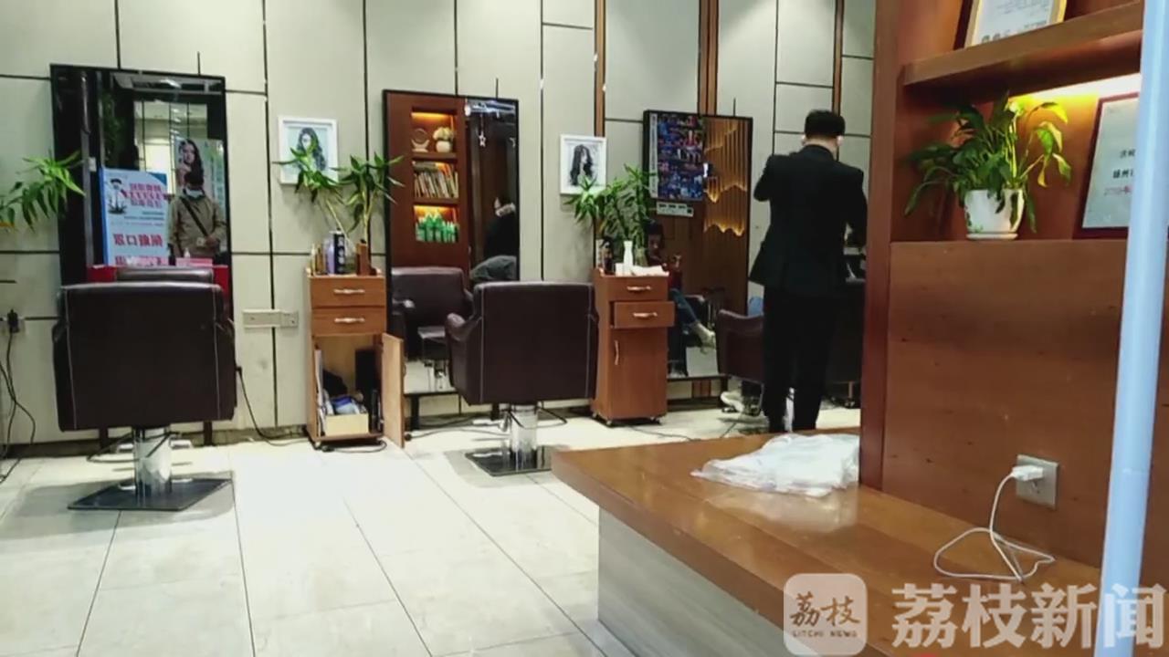 『毛巾』这家理发店遭质疑 加收2块钱毛巾、围布使用费