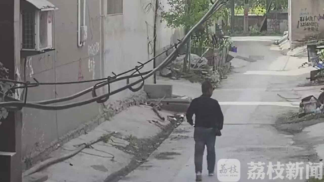 『』迎面撞见翻墙贼 吓一跳！女孩家中上网课