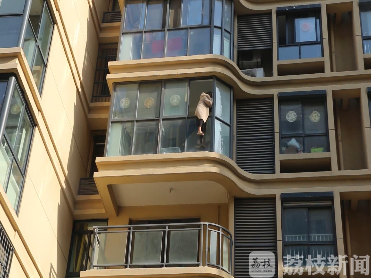 「消防员」消防员“空降”救人 女子5楼欲轻生