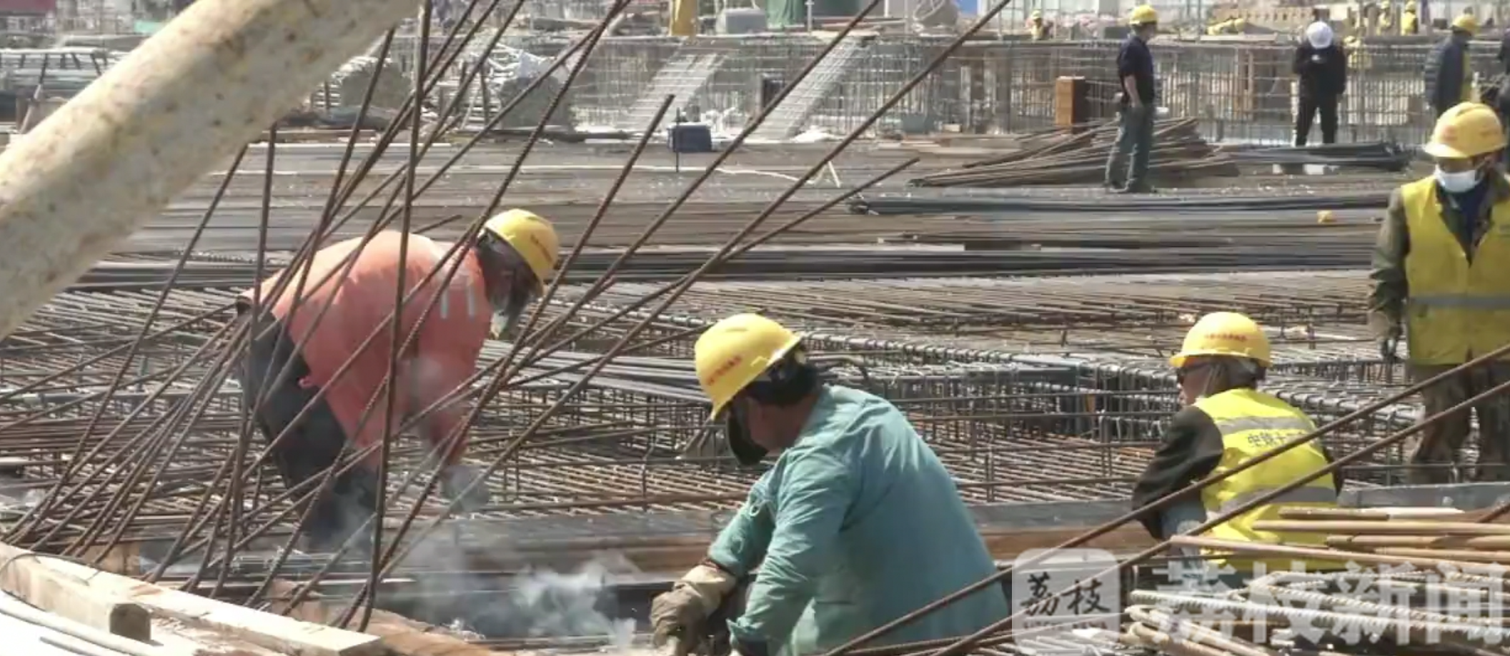 扬州■沿线站点建设加速推进 连淮扬镇铁路扬州段铺轨完工