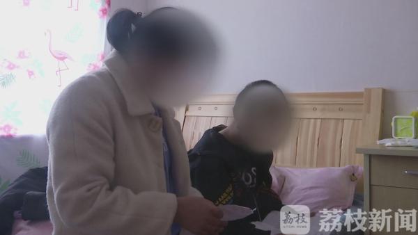 10岁男孩拿妈妈手机“盗刷”9000多元玩游戏