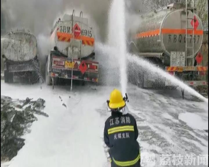 油罐车@引燃三辆油罐车 小轿车突发自燃