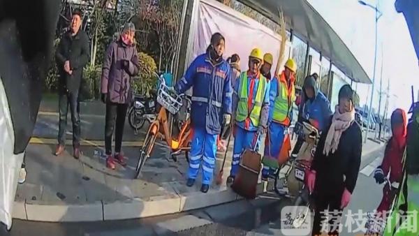 男子公交站台突发病 众人合力施救