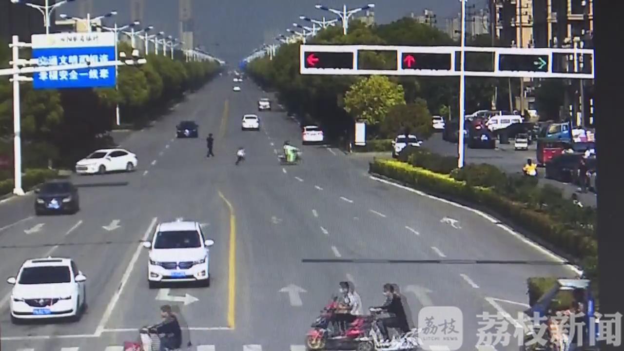 []骑车妈妈竟浑然不知 真粗心！5岁儿子电动车后座“消失”