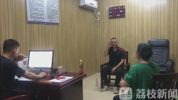 路边办假军残证 购买半价票露馅