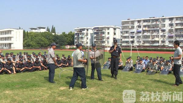 开展反恐防暴演练 筑牢校园安全堡垒