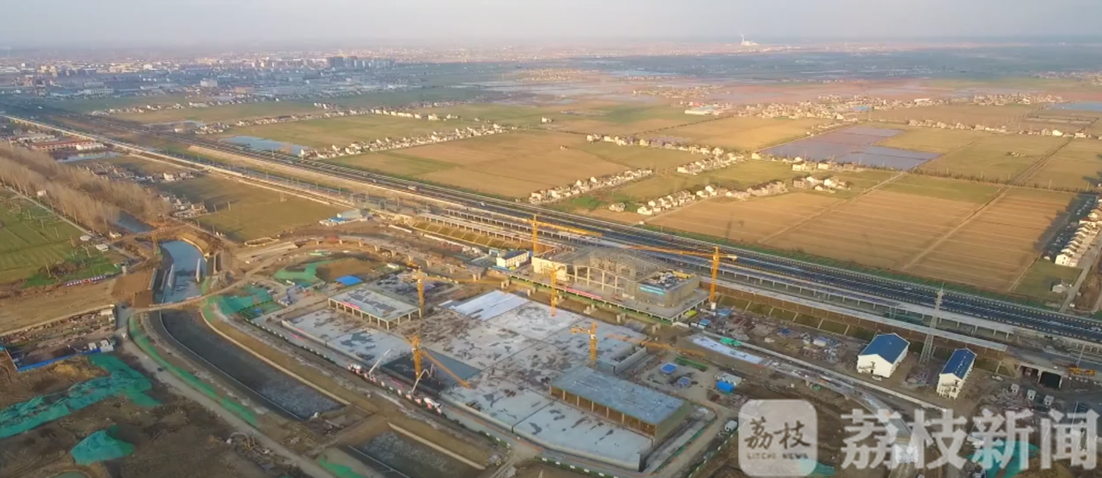 扬州■沿线站点建设加速推进 连淮扬镇铁路扬州段铺轨完工