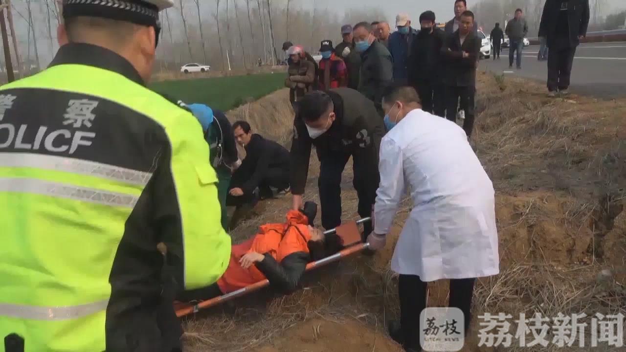 消防：消防救出4人 轿车翻入沟中