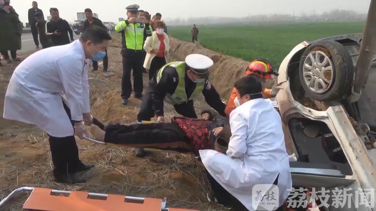 消防：消防救出4人 轿车翻入沟中