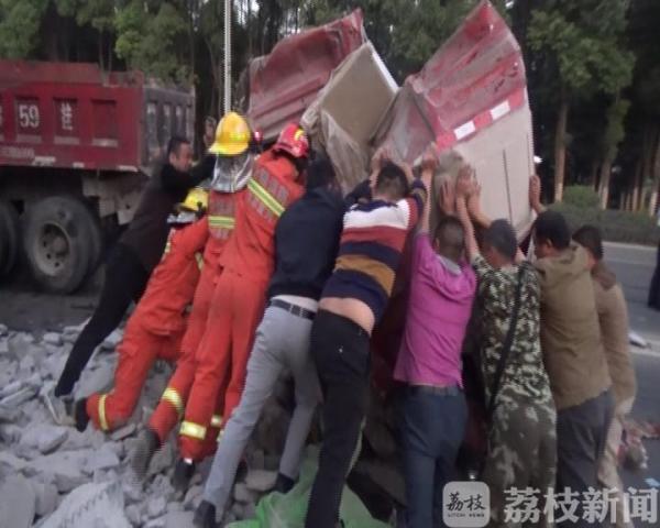 凌晨两车相撞 警民抬车救人