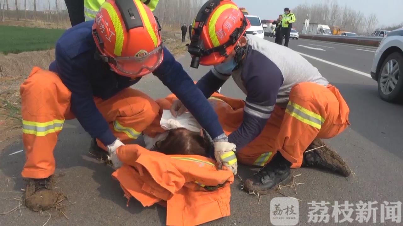 消防：消防救出4人 轿车翻入沟中