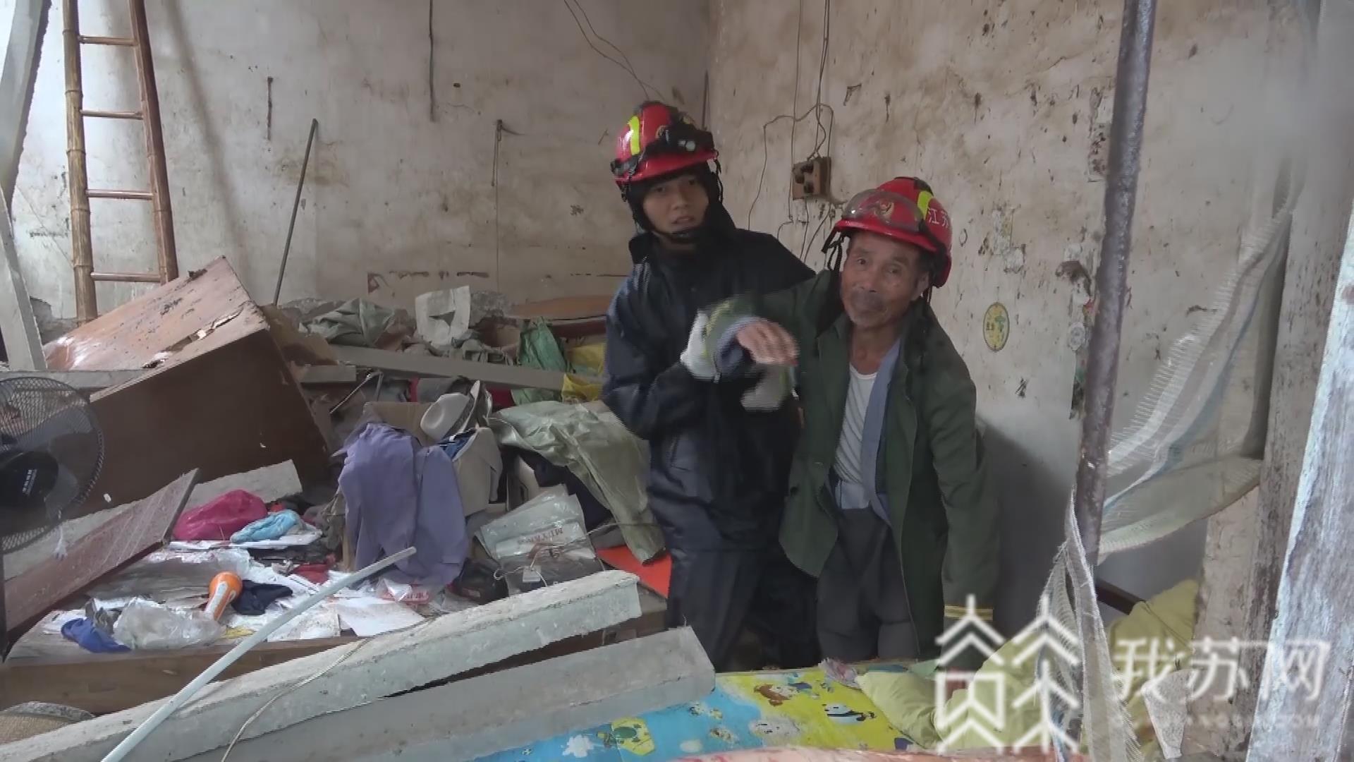 老人:消防救出被困老人 连云港:强降雨致房屋坍塌