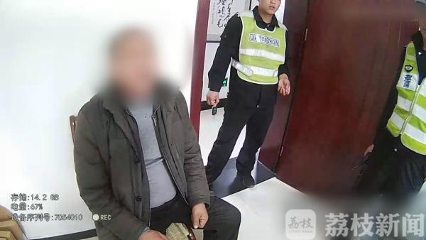 男子无证醉驾逃逸 刚逃一公里被抓获