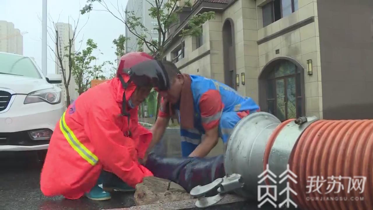 「泗阳」环卫工坚守岗位排涝 强降雨致泗阳城区积水