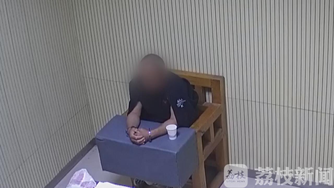 『』迎面撞见翻墙贼 吓一跳！女孩家中上网课