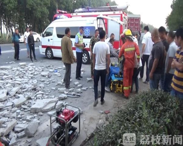 凌晨两车相撞 警民抬车救人