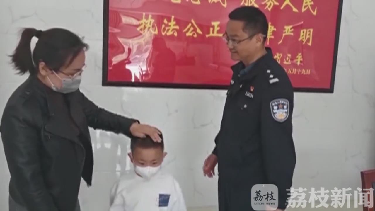 []骑车妈妈竟浑然不知 真粗心！5岁儿子电动车后座“消失”
