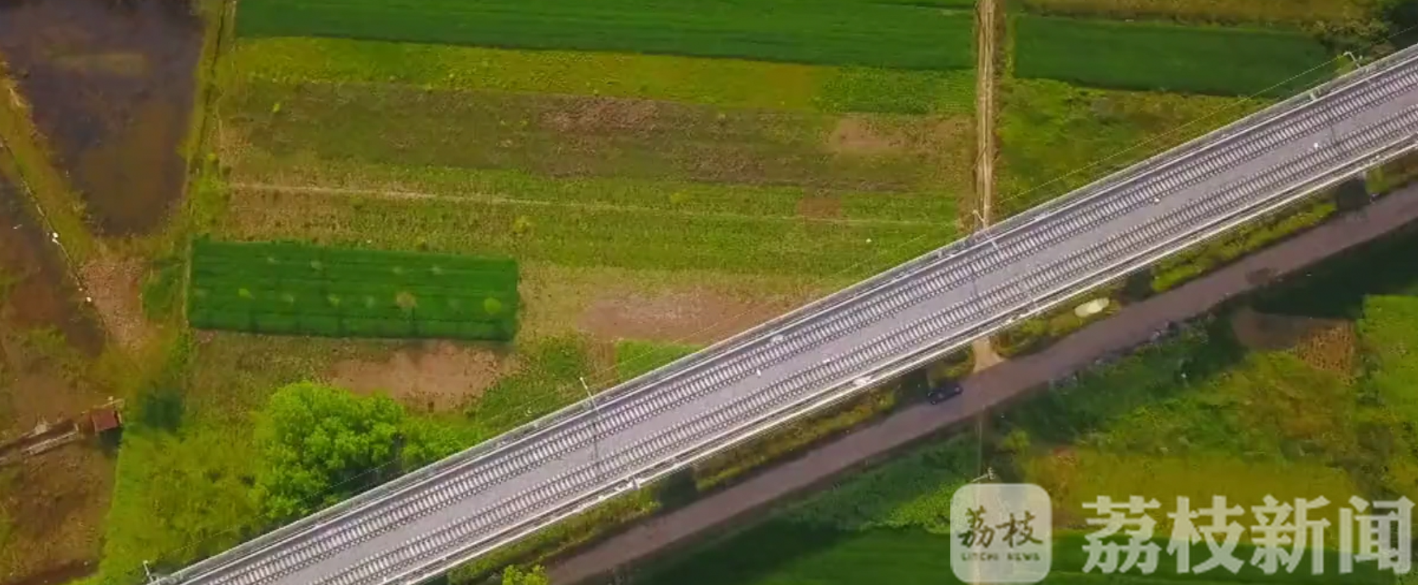 扬州■沿线站点建设加速推进 连淮扬镇铁路扬州段铺轨完工