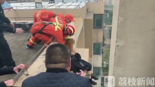 女子18楼欲轻生 消防员一把救下