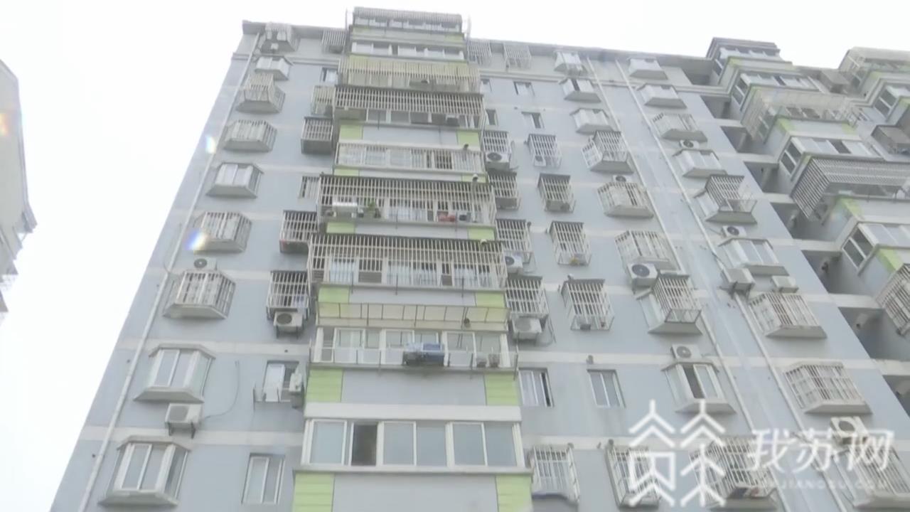 高空@高空坠物险象环生 天降石块砸坏轿车