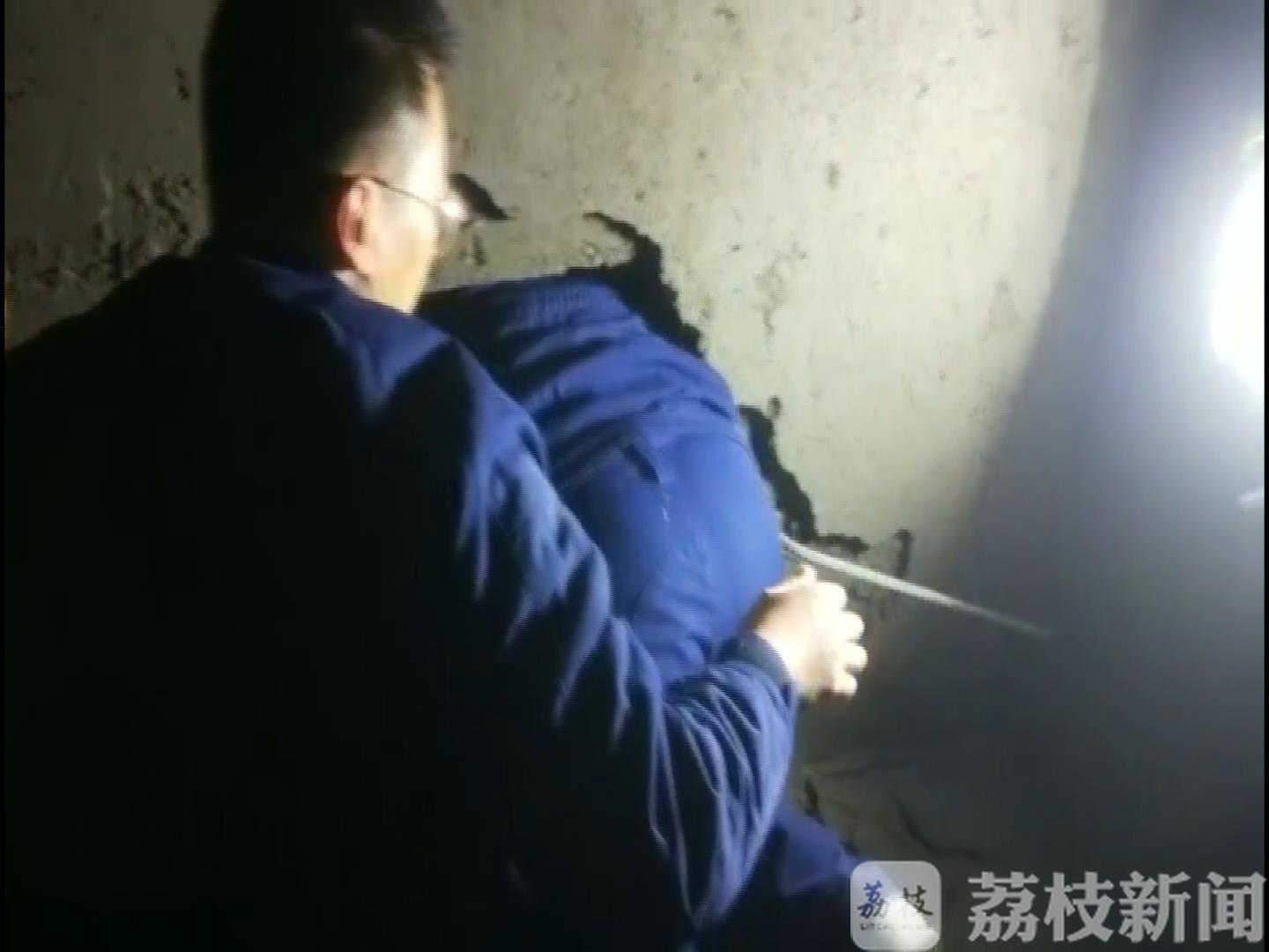工人■危险!工人失足坠入十几米的坑洞