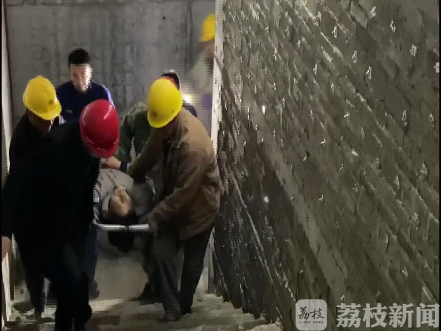 工人■危险!工人失足坠入十几米的坑洞