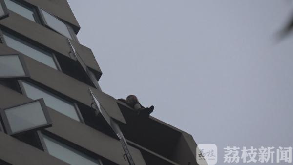 女子18楼欲轻生 消防员一把救下