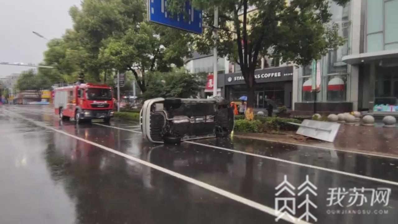 「」消防架梯救援 雨天车辆侧翻
