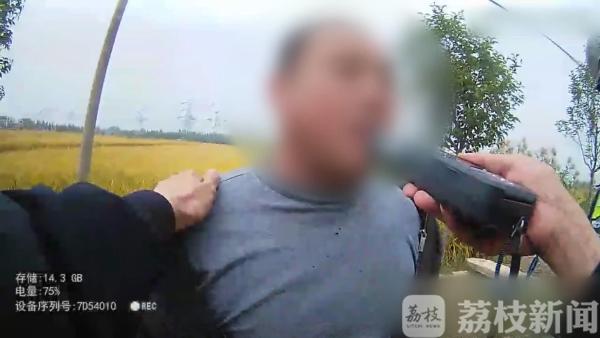 男子无证醉驾逃逸 刚逃一公里被抓获