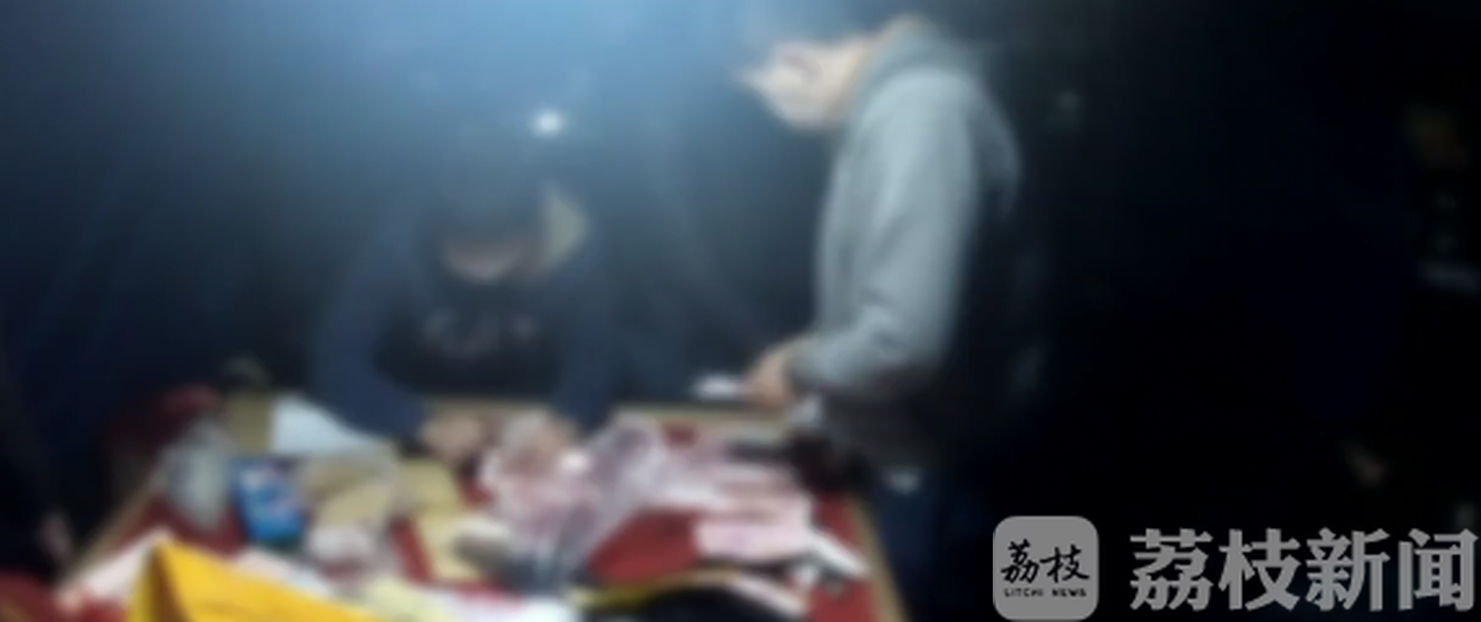 小树林：这伙人在简易帐篷内聚赌 藏身小树林