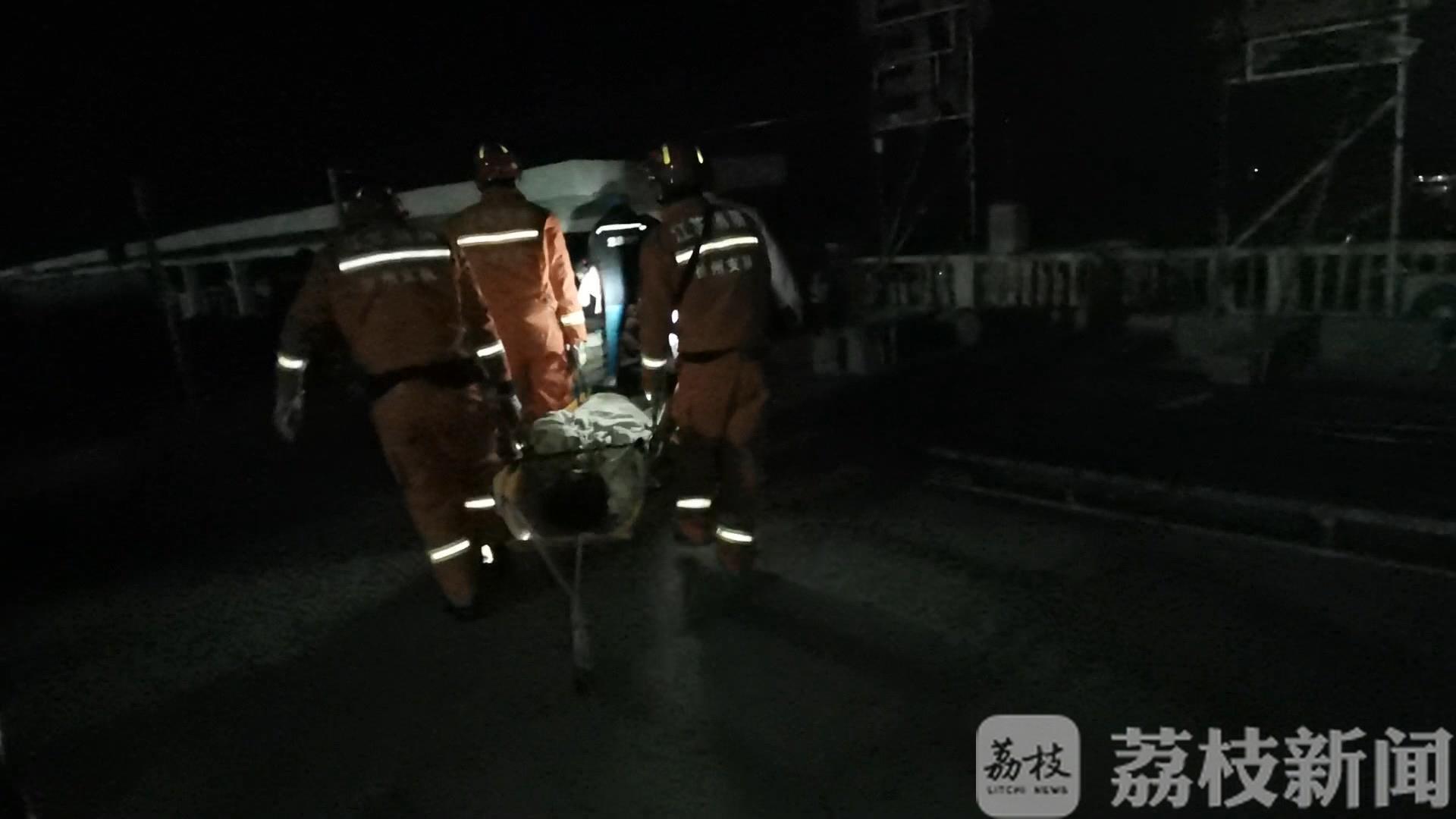 天台■不慎坠落3楼天台 15岁女孩5楼天台拍夜景