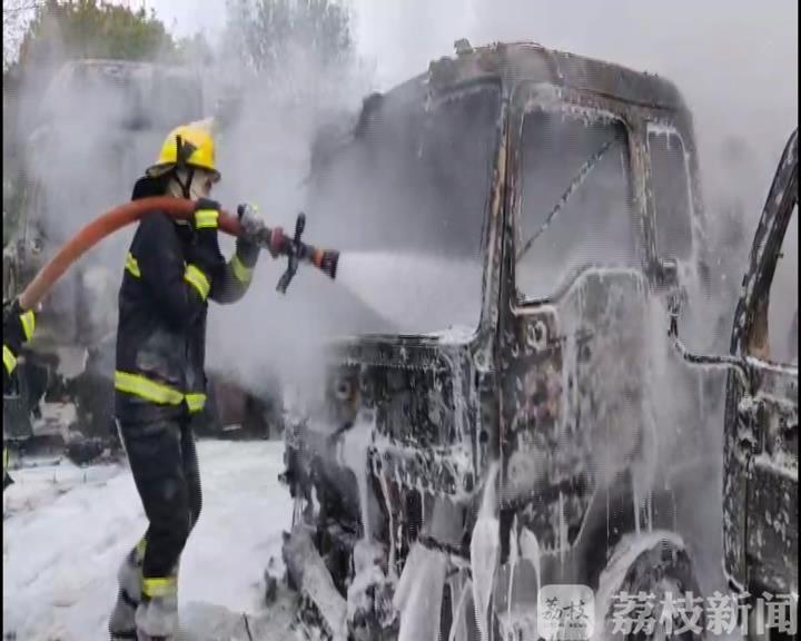 油罐车@引燃三辆油罐车 小轿车突发自燃