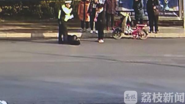 男子公交站台突发病 众人合力施救