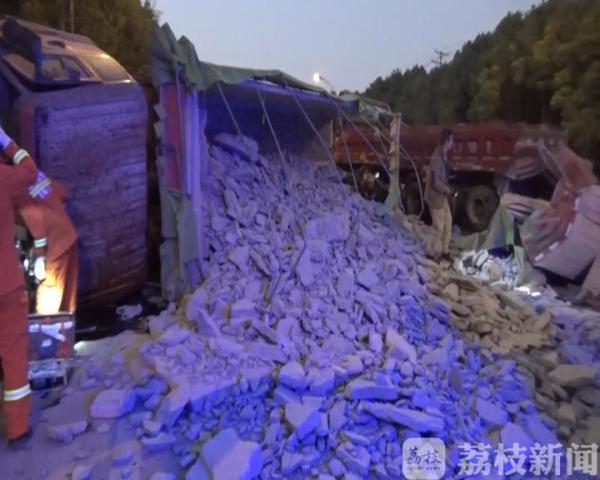 凌晨两车相撞 警民抬车救人