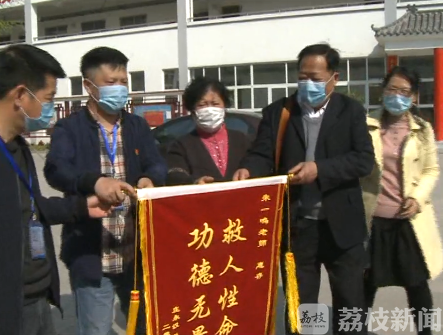 【落水】小学教师果断跳河救人 老人河边洗衣服落水