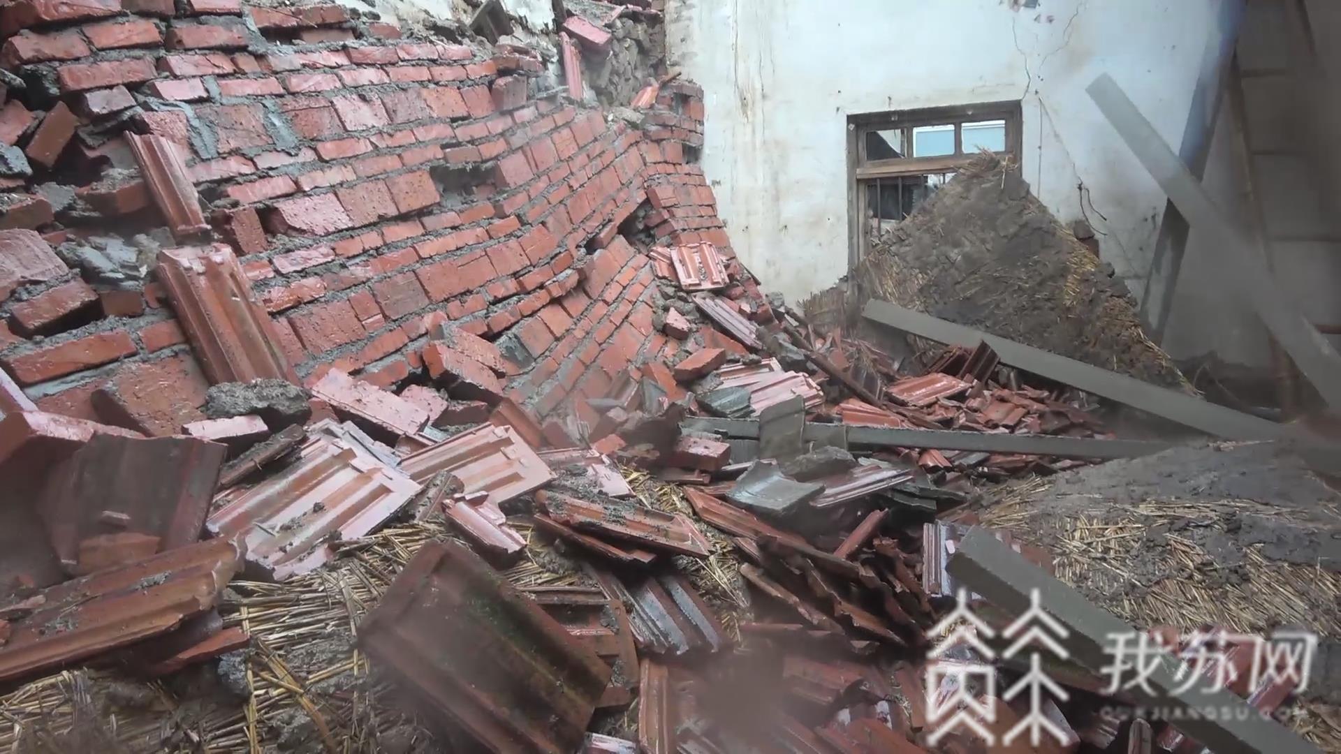 老人:消防救出被困老人 连云港:强降雨致房屋坍塌
